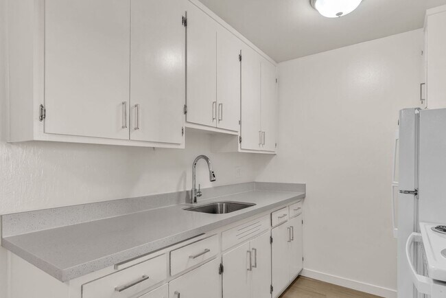 Building Photo - This is a large 2-bdr in a convenient, Fre...