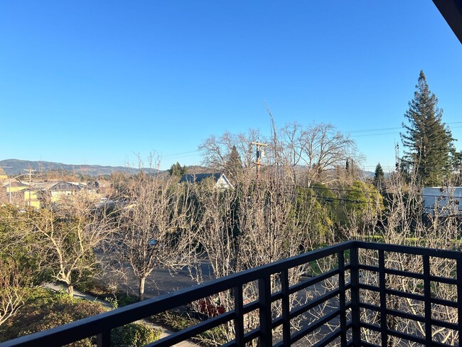 Building Photo - CENTRALLY LOCATED NAPA TOWNHOME