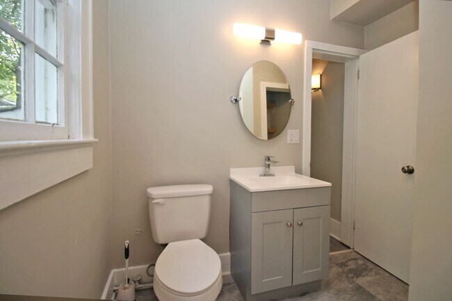 Building Photo - Spacious Student Home in Melrose Heights –...