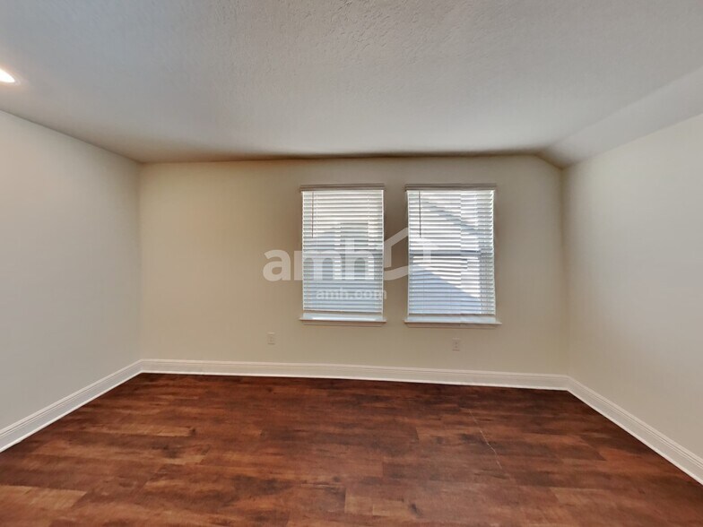 Building Photo - 27611 St Andrews Ave