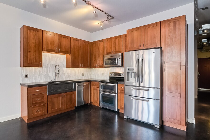 Building Photo - 777 6th Ave