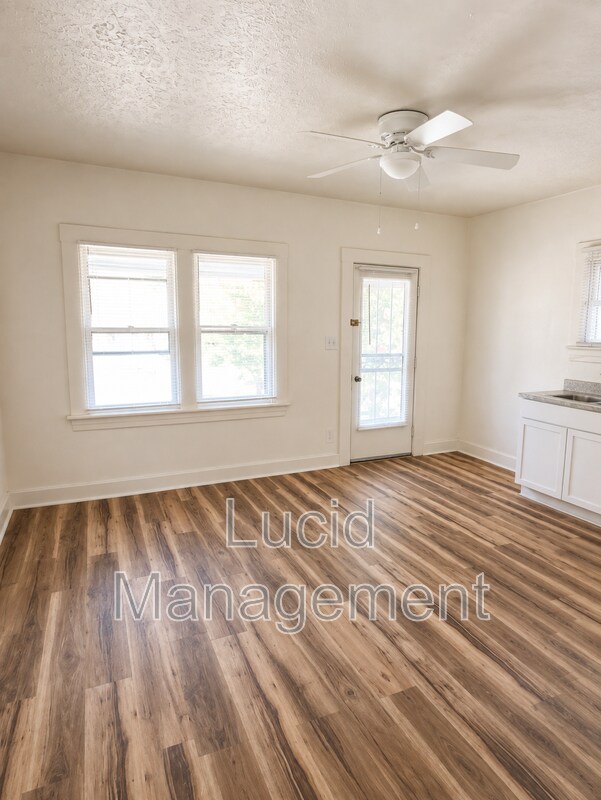 Building Photo - 536 W Evelyn Ave