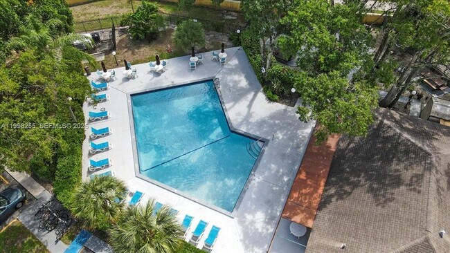 Building Photo - 3047 N Oakland Forest Dr