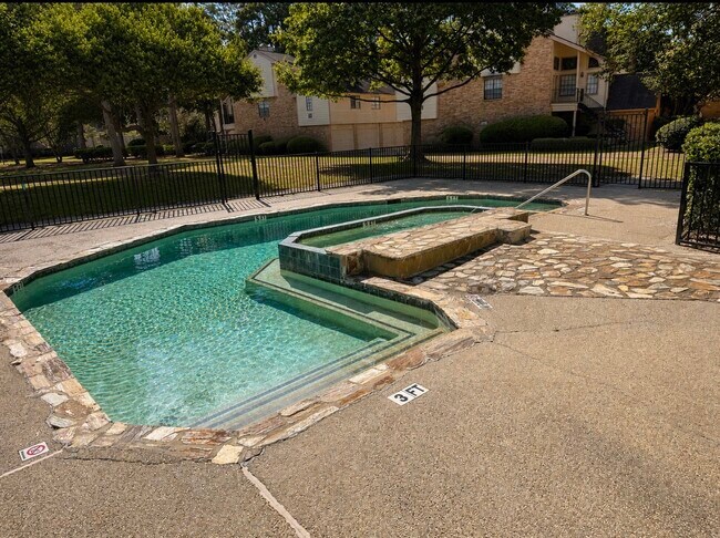 Building Photo - 16800 Sugar Pine Dr
