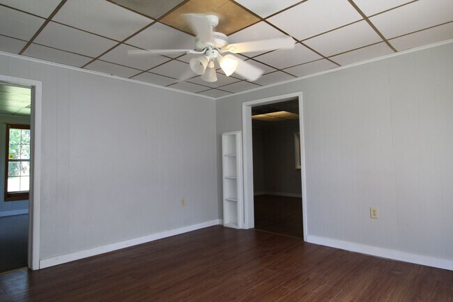 Building Photo - Charming & Convenient 2 bedroom 1 bathroom