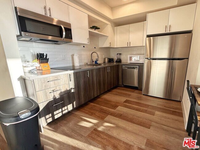 Building Photo - 723 S St Andrews Pl