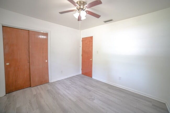 Building Photo - 3 Bed / 2 Bath Brick Home With Yard In Town