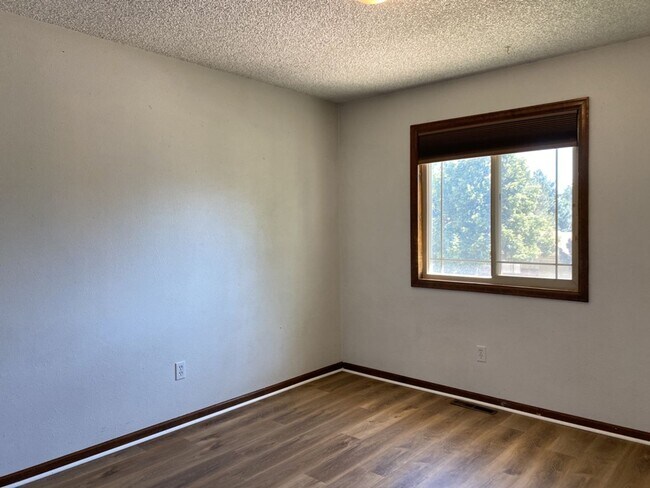 Building Photo - STUDENTS WELCOME! 4 Bed 3 Bath Home in West Ft Collins w/ Garage and Fenced Yard - Lawn Care Incl...