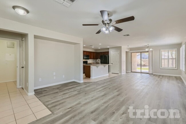 Building Photo - 886 W Desert Hills Dr