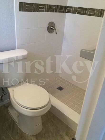 Building Photo - 1571 NW 7th Ave