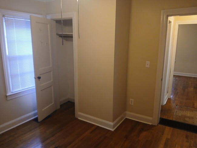 Building Photo - Nice 3 bedroom off of Taylor Blvd