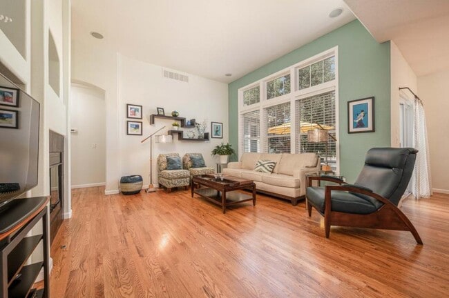 Building Photo - 4220 Ravenna Pl