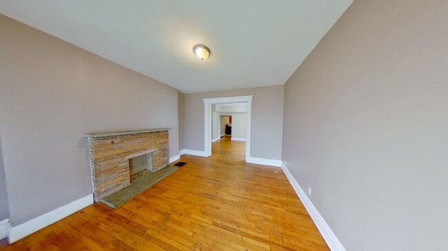 Building Photo - 305 E 19th Ave