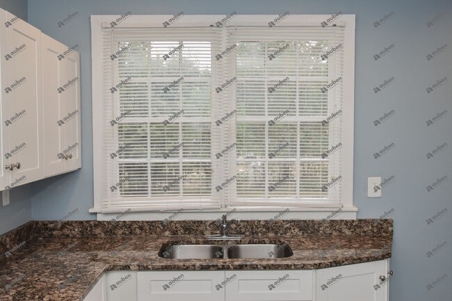 Building Photo - $900- Beautifully Updated 1-Bedroom, 1-Bat...