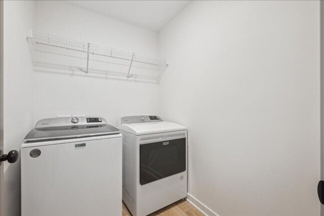 Building Photo - FINISHED BASEMENT!! 4 Bed, 3 Bath Townhome in Ankeny