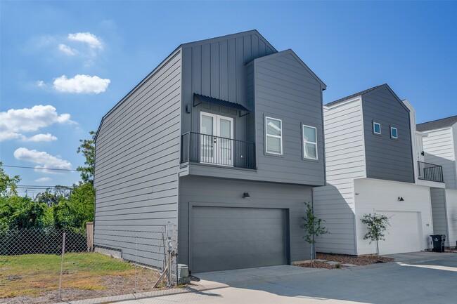 Building Photo - 112 Tolima Dove St