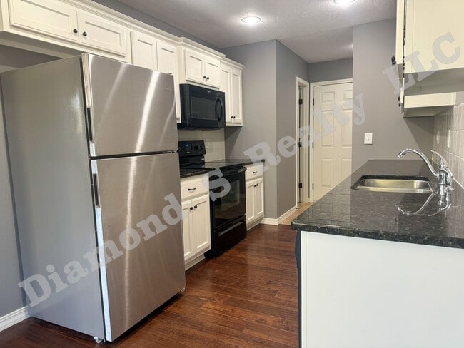 Building Photo - Updated 4 Bed Duplex close to MSU and Down...
