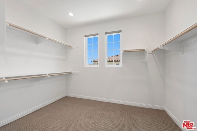 Building Photo - 20705 Butternut Cir