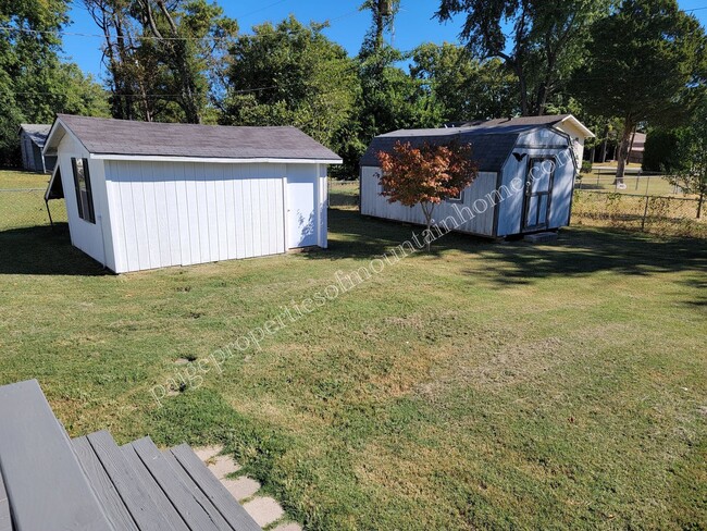 Building Photo - 2 Bed 1 Bath Bungalow on College