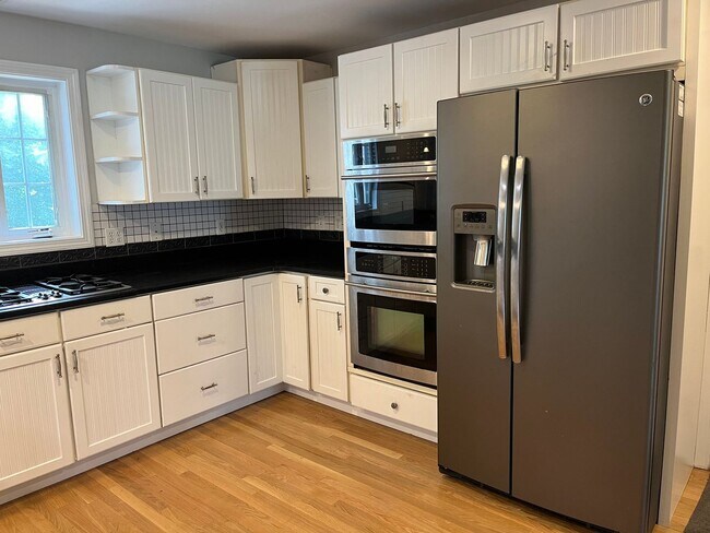 Building Photo - Rare Find Single Family Home in South Port...