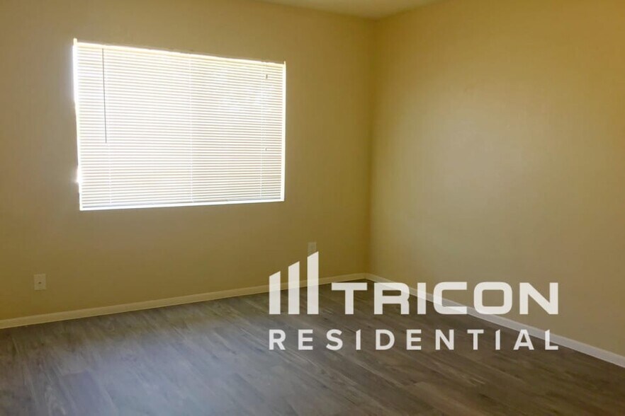 Building Photo - 10710 W Sells Dr