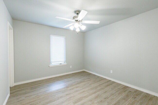 Building Photo - Beautiful Duplex in Shallowater