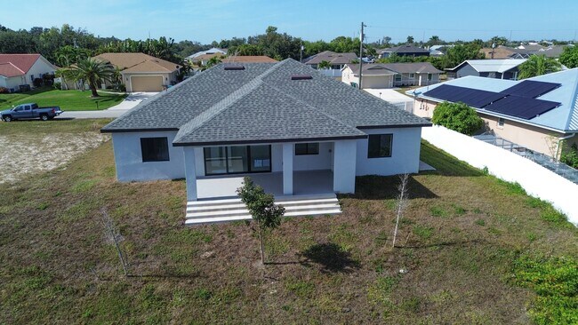 Building Photo - 1227 SE 3rd Ave