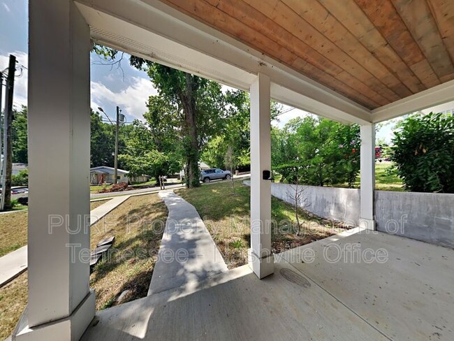 Building Photo - 1704B Simpkins St