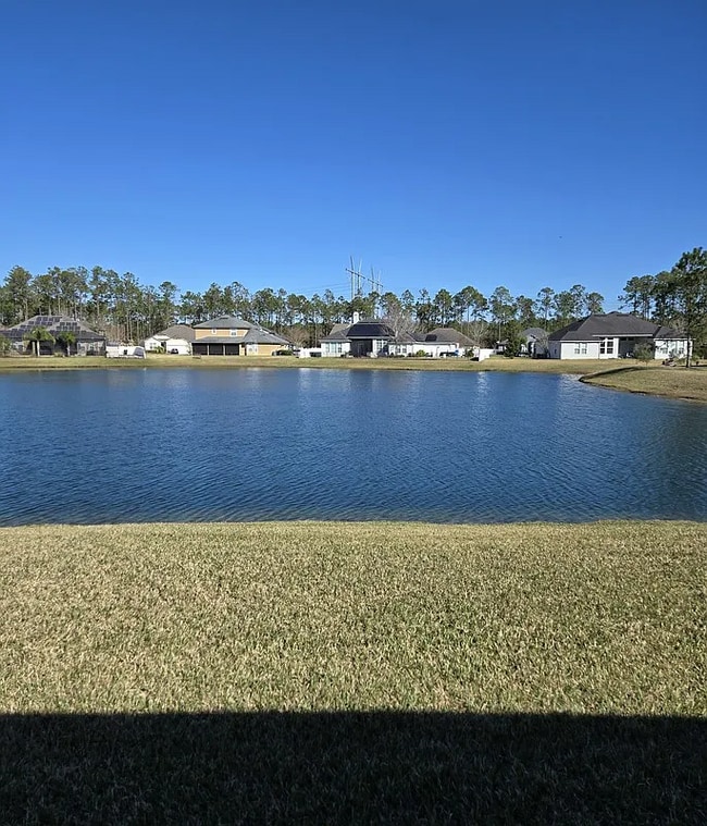 Building Photo - Stunning Waterfront 4/3 in Middleburg