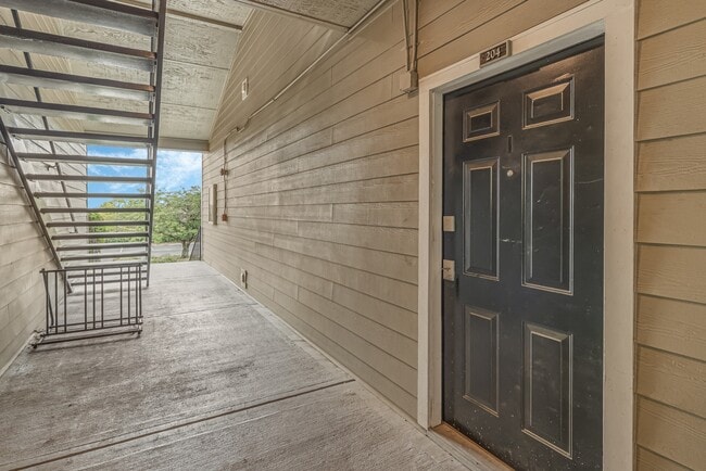 Building Photo - 2025 Woodmont Blvd