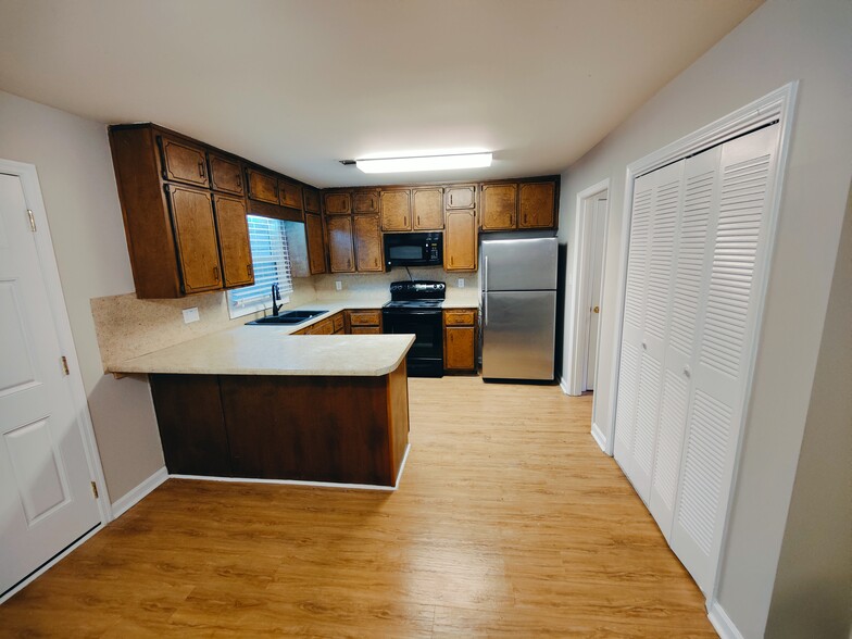 Spacious kitchen, oak cabinets - 604 Twin Brooks Way SE