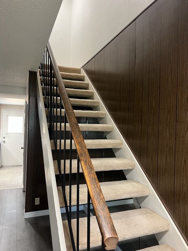 Building Photo - Charming 3-Bedroom Townhome in Desirable G...