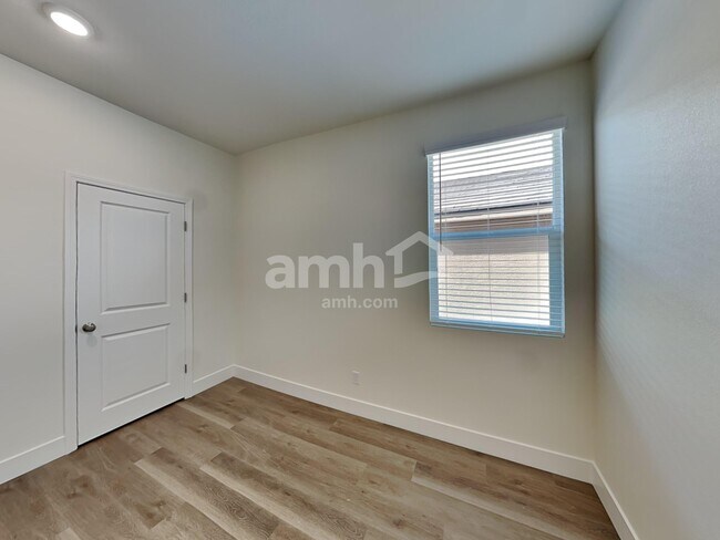 Building Photo - 505 Silverbell Fls Pl