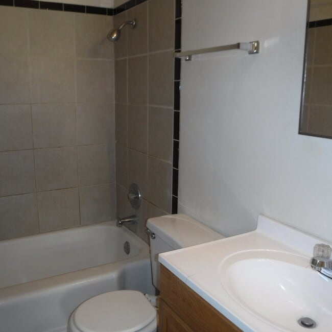 Building Photo - g735