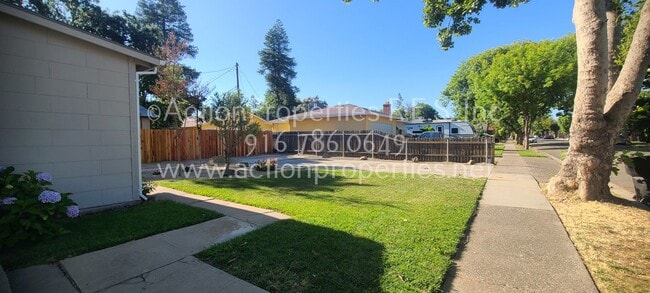 Building Photo - Updated 2 Bedroom 1 Bathroom, New Paint an...