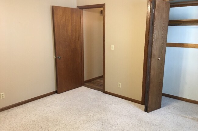 Bedroom - 911 S Mulberry St