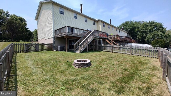 Building Photo - 2 Shadowbrook Ct