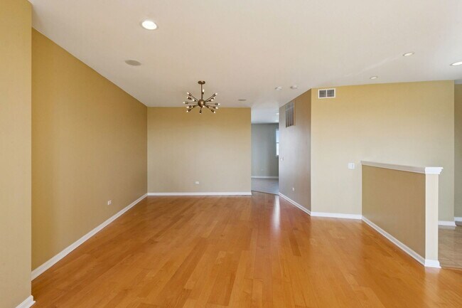 Building Photo - 7748 N Sheridan Rd