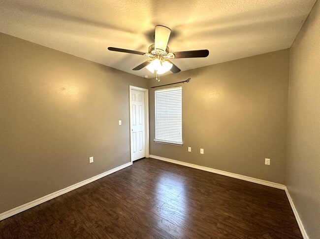 Building Photo - 417 Eisenhower Dr