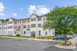 Building Photo - Beautiful End-Unit Townhome for Rent
