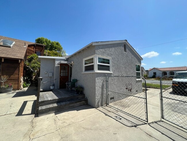 Building Photo - 3 Bedroom Midtown Ventura 1938 Charmer!