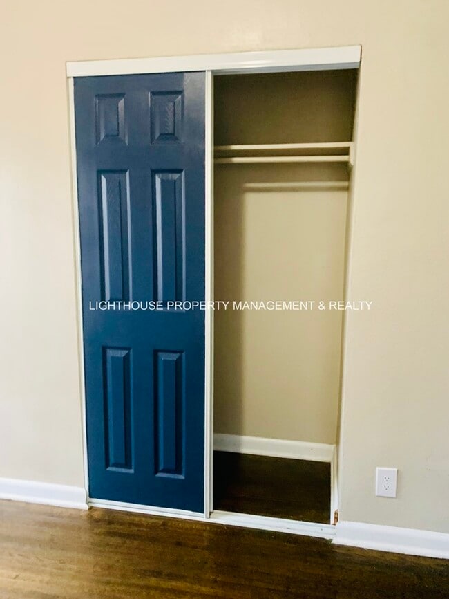 Building Photo - Huge 4 Bedroom Home With Sunroom And Garage
