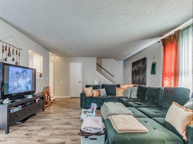 Building Photo - 6916 Woodlake Dr