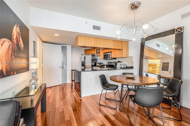 Building Photo - 1750 N Bayshore Dr