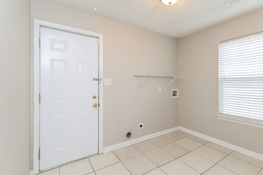Building Photo - 15123 De Havilland Dr