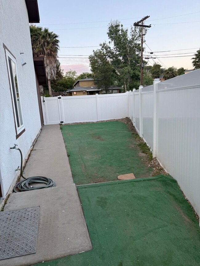 Building Photo - 8266-8266 Linden Rd