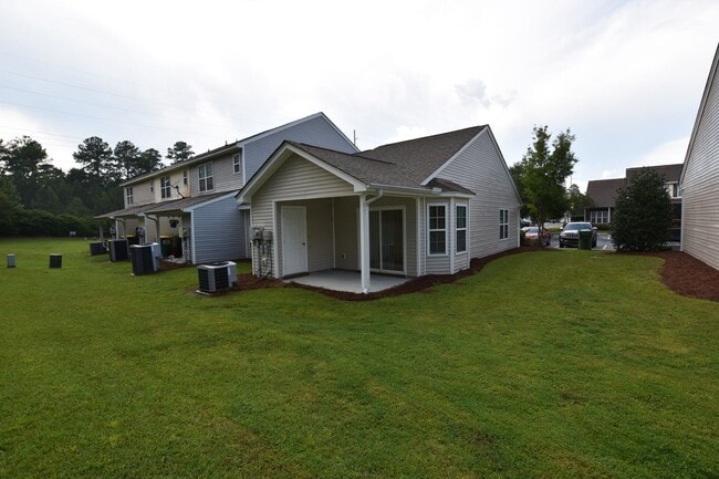 Building Photo - Fantastic 2 bedroom 2 bath end unit townhome