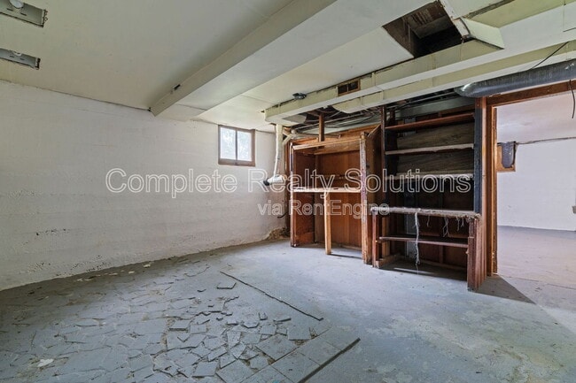 Building Photo - 916 January Ave