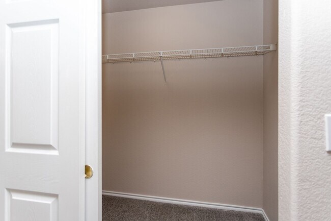 Building Photo - Delightful Condo in gated community!!