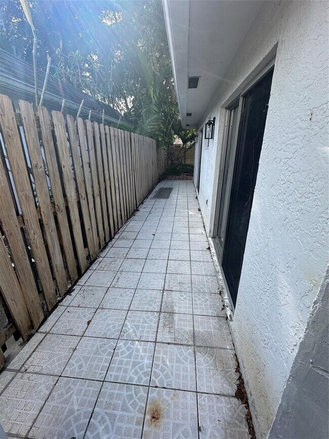 Building Photo - 814 SW 12th Pl